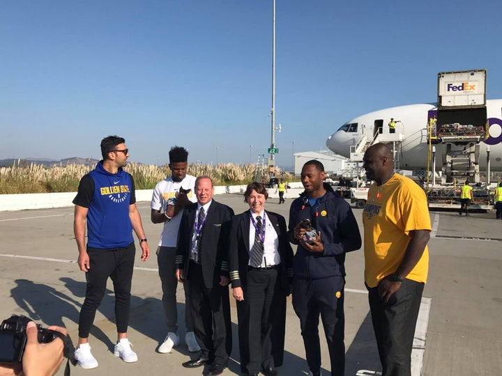 The @warriors & @MiamiHEAT are teaming up to rescue 100 dogs & cats displaced from #HurricaneIrma! Thank you @FedEx for bringing them here!