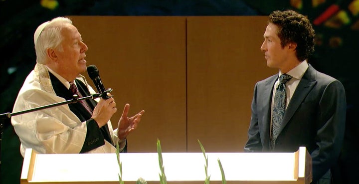 David Rosen, Congregation Beth Yeshurun’s senior rabbi, speaks with Pastor Joel Osteen of Lakewood Church at a Rosh Hashanah service.