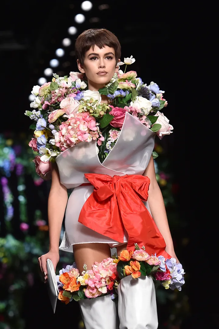 Gigi Hadid Kaia Gerber Flower Bouquet Moschino Spring 2018