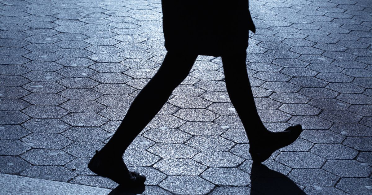 Человек на цыпочках. Elegant woman Walking. Shadow walk. На носочках темной ночью тень ее крадется. Ellegant walk.