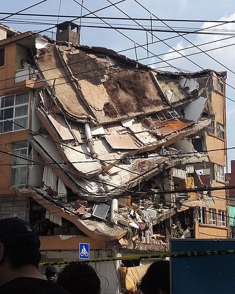 Partially collapsed building in Mexico City (Wikimedia Commons, CC-SA, by AntoFran and Fuzheado)