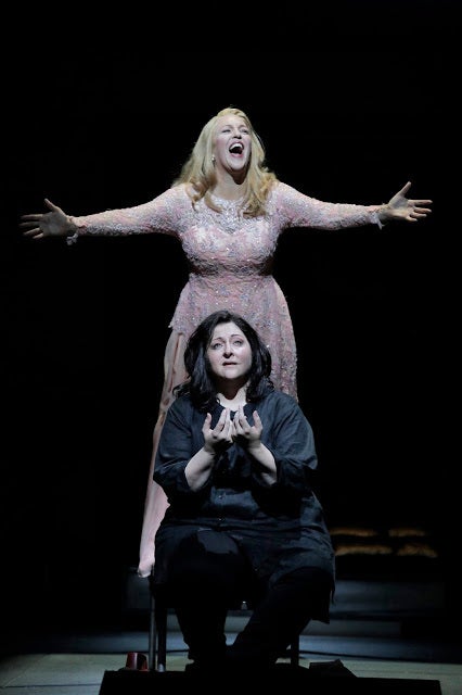 Chrysothemis (Adrianne Pieczonka) and Elektra (Christine Goerke) in a scene from <strong><em>Elektra</em></strong>