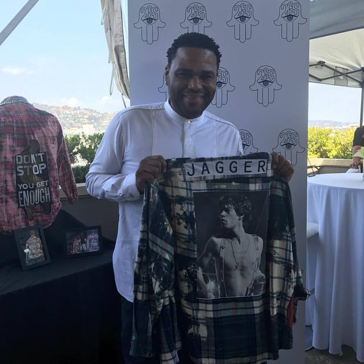 <p><em>Anthony Anderson checking out Two Gypsea Souls at the Pilot Pen & GBK Pre-Emmys Award Celebrity Gift Lounge.</em></p>
