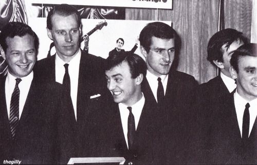 <p>(L to R) Brian Epstein, George Martin, and Gerry and the Pacemakers</p>