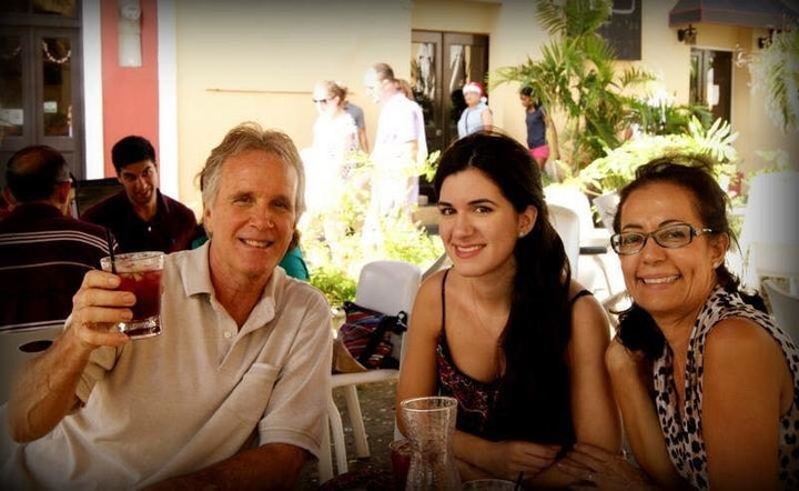 Jazmin Nadal (center) with her father and mother. 