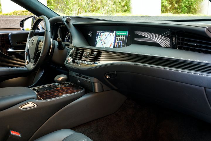 Lexus gave the new LS 500 an interior that brings to mind Japanese art and craftsmanship.