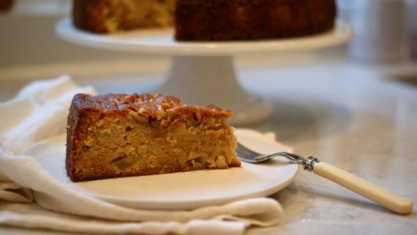 Traditional Rosh Hashanah apple and honey cake www.shaaretz.com