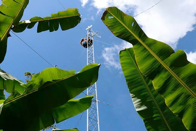 Passing on the signal from a radio tower