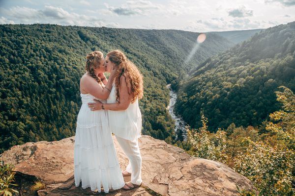 37 Romantic Wedding Kisses That Will Make Your Heart Skip A Beat Huffpost 9366