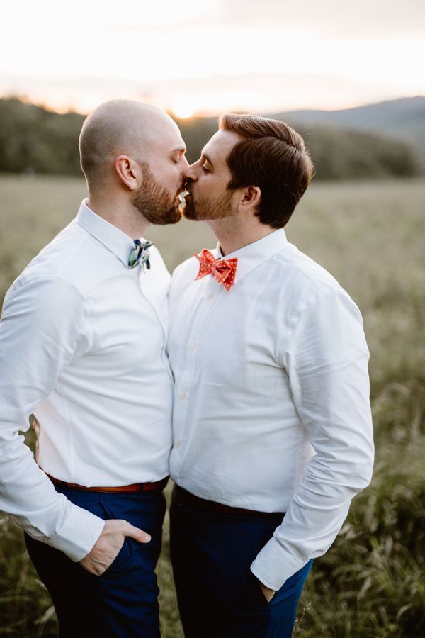 37 Romantic Wedding Kisses That Will Make Your Heart Skip A Beat Huffpost 2870