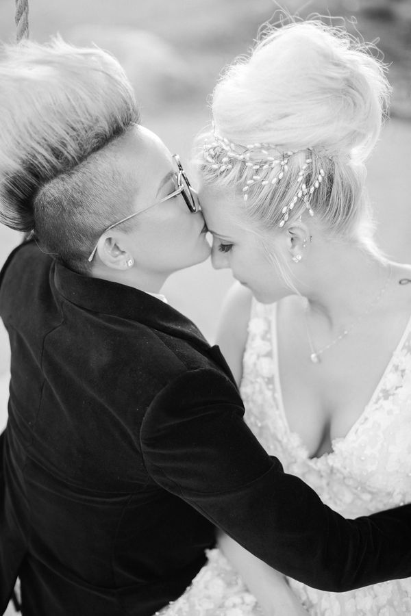37 Romantic Wedding Kisses That Will Make Your Heart Skip A Beat Huffpost 0326