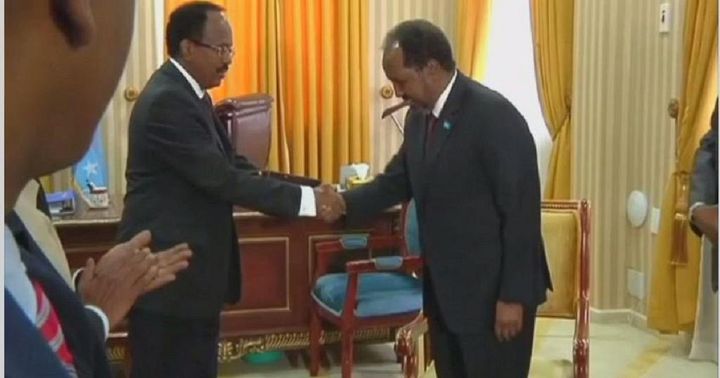 Former Somali president Hassan Sheikh Mohamud passing the baton to Mohamed Abdullahi Mohamed (Farmajo0