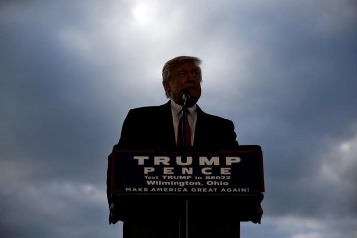<p><a href="https://www.huffpost.com/news/topic/donald-trump">Donald Trump</a> attends a campaign event in Wilmington, Ohio, U.S. November 4, 2016. </p>