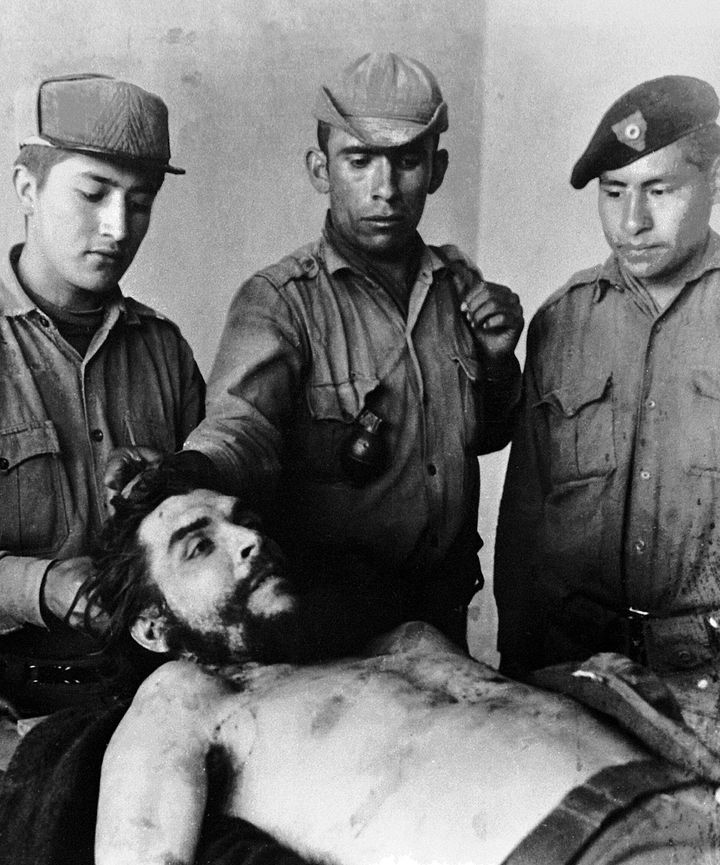 Bolivian soldiers with the body of Guevara, as he lay dead on the laundry room sink of Vallegrande hospital, placed there for the public to view 