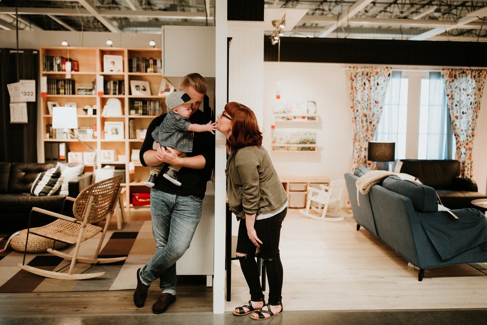 cliënt Overtreffen wit This Ikea-Themed Family Photo Shoot Is Adorable | HuffPost Life