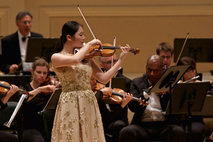 Violinist Momo Wong with Orchestra Moderne NYC at Carnegie Hall