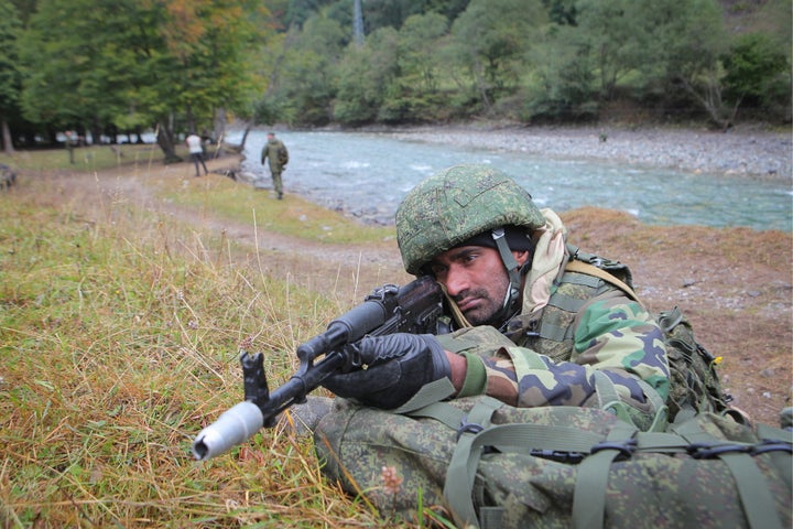  A serviceman of the Pakistan Armed Forces holds a machine gun as he takes part in anti-terrorist training.