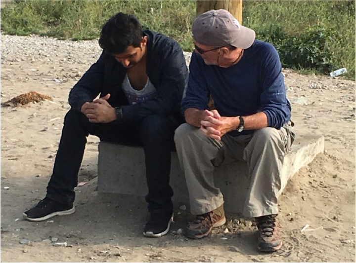 Bob Bilheimer speaks with a refugee in Calais