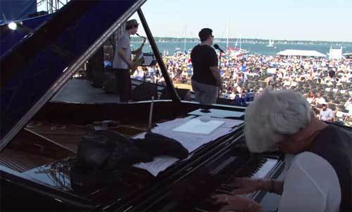 Lea DeLaria onstage at the 2002 Newport Jazz Festival