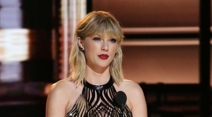 Taylor Swift presents at the CMA Awards in Nashville, November 2, 2016.