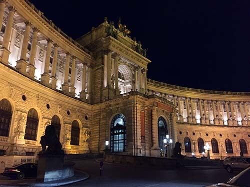<p><em>Hofburg Palace at night (Abu-Fadil)</em></p>