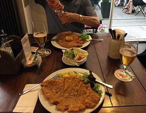 <p><em>Wiener schnitzel (Abu-Fadil)</em></p>
