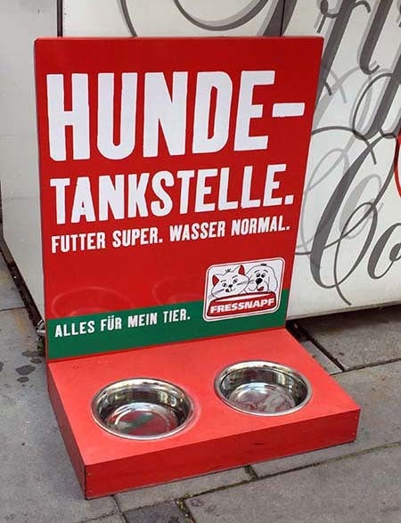 <p><em>Pets sidewalk café (Abu-Fadil)</em></p>