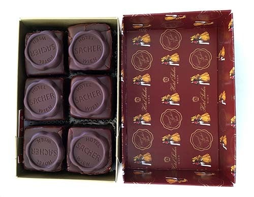 <p><em>Mini Sacher tortes (Abu-Fadil)</em></p>