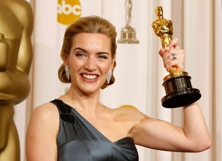  Kate Winslet poses with her Oscar for her role in "The Reader."