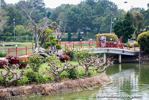 Garden Bridge, Cafe Bích Câu. Dalat, Vietnam.
