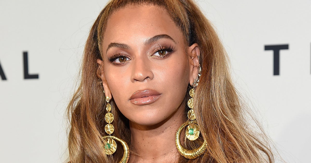 Beyoncé's Money Roll Clutch Is Totally Badass | HuffPost Life
