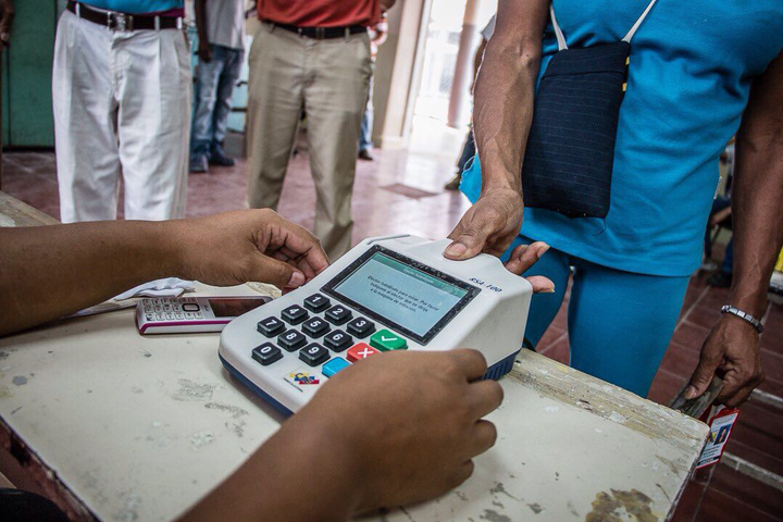 Venezuelan Presents Finger Print to Vote