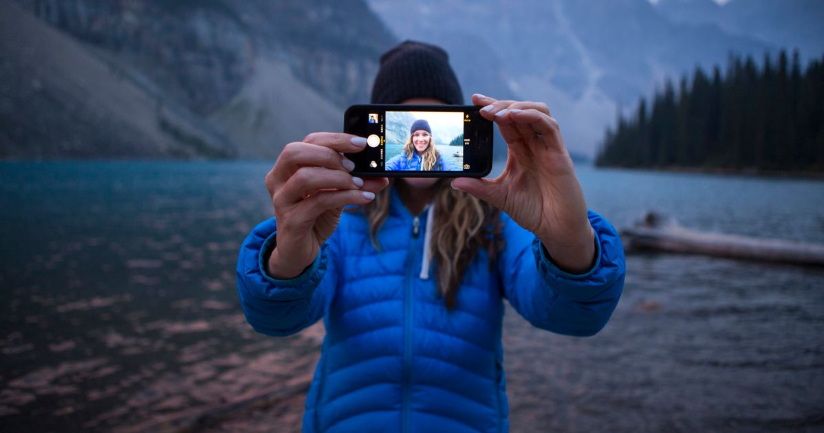 Как красиво снять видео на айфон. Селфи на фотоаппарат. Путешественник с фотоаппаратом. Селфи в горах. Селфи путешественников.