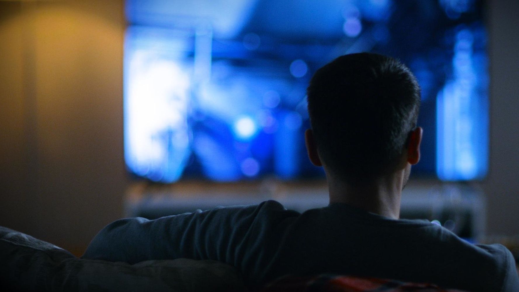 Громко смотрит телевизор. Человек перед телевизором. Люди ночью перед телевизором. Человек у телевизора ночью. Мужчина смотрит телевизор.