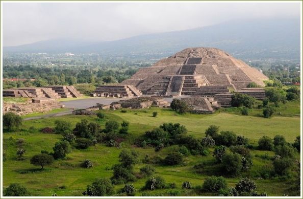 Moon Pyramid at Teotihuacán 