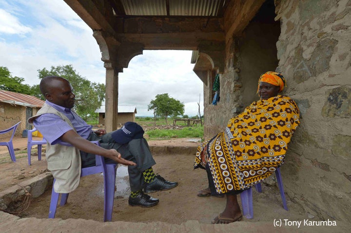 FAO Representative Gabriel Rugalema visits Nadzua Zuma in Kilifi. Nadzua lost 36 of her 40 cattle during Kenya’s 2016-2017 drought.