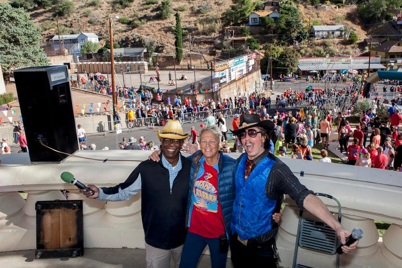 Founder Cynthia Conroy above the start line with this year’s race announcer Jim Moffett (L) and DJ Magic Kenny Bang Bang (R