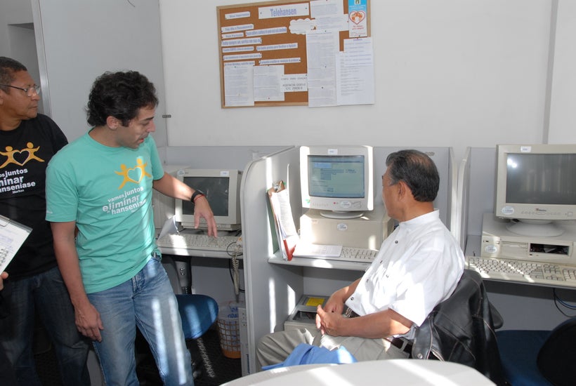 Learning about the Telehansen counseling service at the MORHAN office (Rio de Janeiro , Brazil, June 2006)