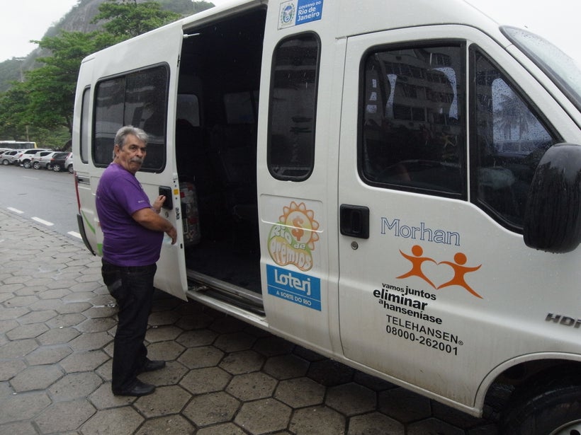 A MORHAN vehicle with the Telehansen toll-free number (Rio de Janeiro , Brazil, November 2011)