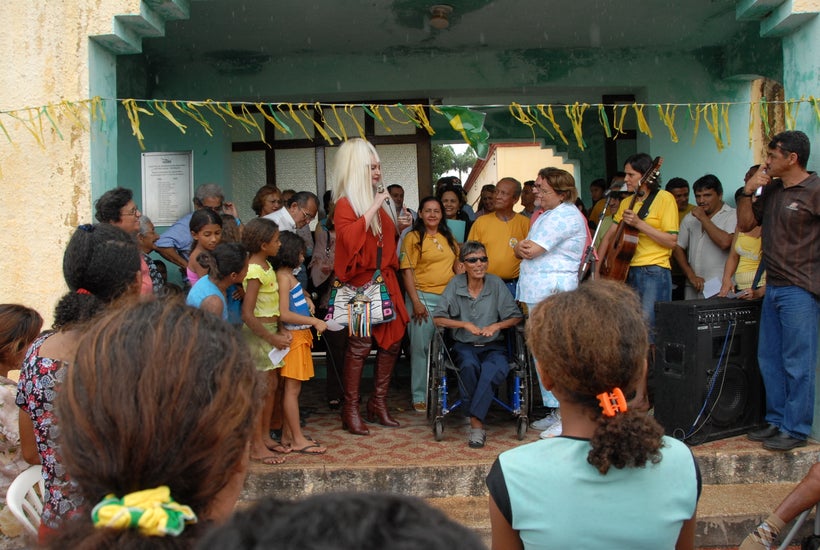 Singer and actress Elke Maravilha performing at a leprosy colony (Fortaleza, Ceará, Brazil, June 2006)