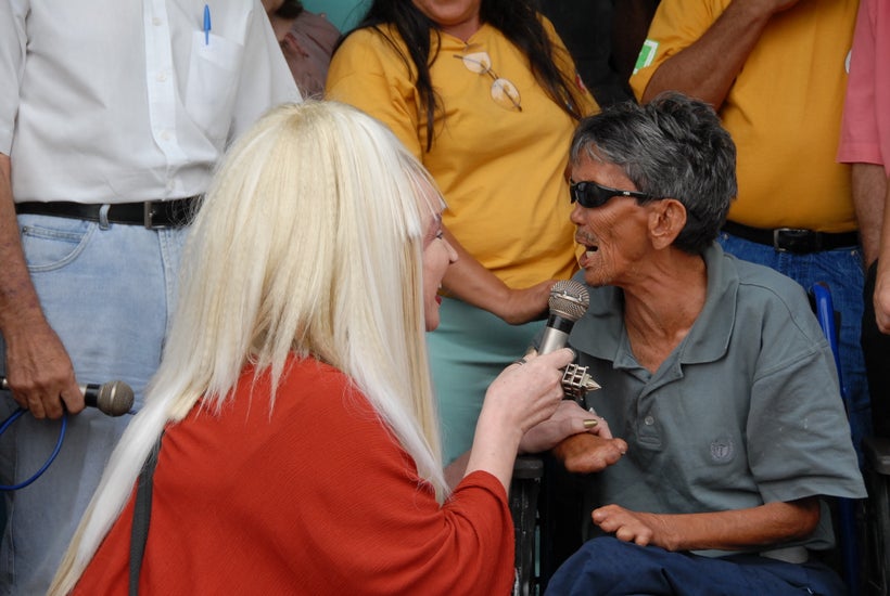 Elke Maravilha passes the microphone to a member of the audience (Fortaleza, Ceará, Brazil, June 2006)