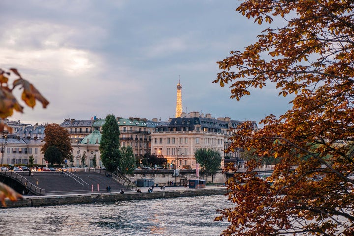 <p>Sunset hour on the Seine and Eiffel Tower</p>