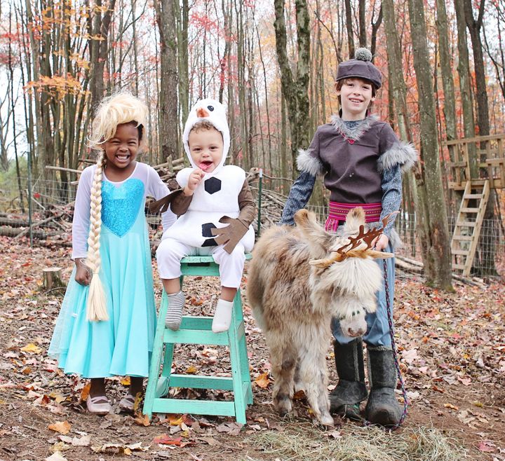 Bonnice photographs her children’s Halloween dress-up adventures with their animal friends for an Instagram series she calls #SweetFluffDressUp.