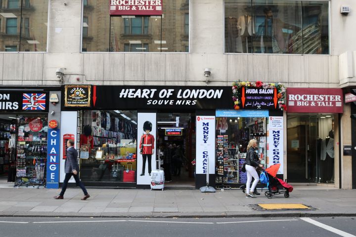 The Heart Of London souvenir shop has a distinctive black and white facade, not seen in Papadopoulos' picture.