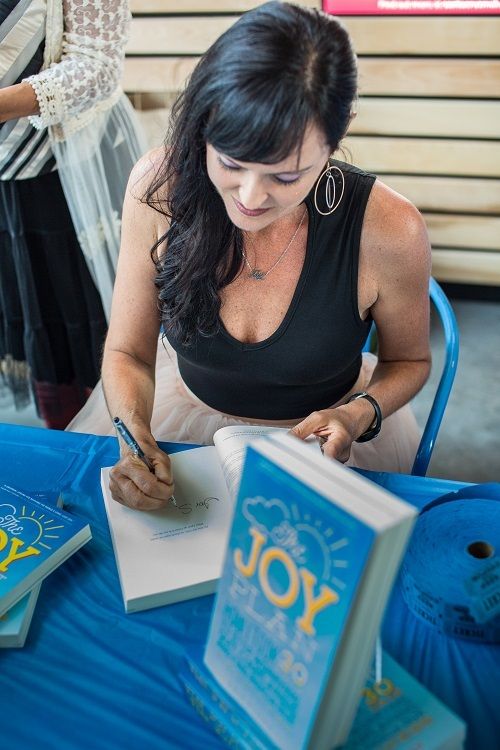 <p>There’s nothing like the thrill of signing books for readers!</p>