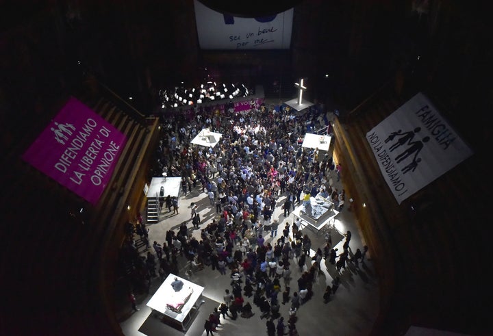 <p>An overview of the Stiffelio audience and performers, all jumbled together</p>