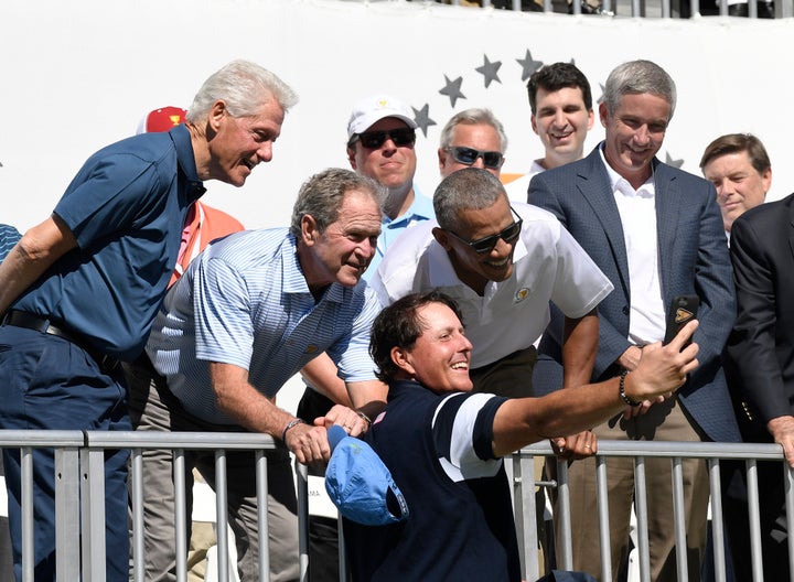 Los expresidentes Bill Clinton, George W. Bush y Barack Obama posan con Phil Mickelson en el evento 2017 Presidents Cup.