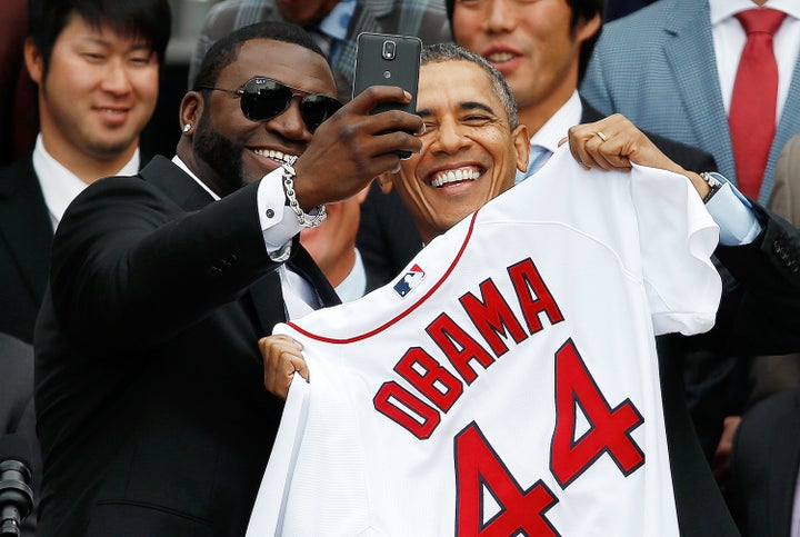 El jugador de los Boston Red Sox David Ortiz posa con Barack Obama en la Casa Blanca en 2014.