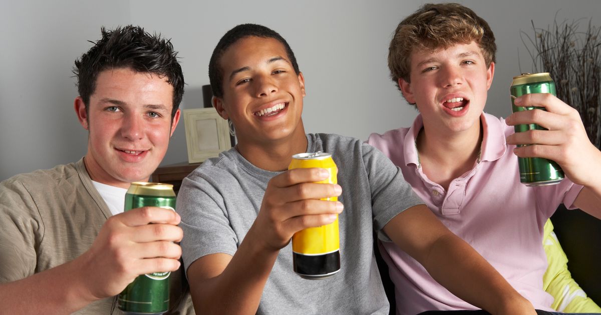 Isn t drink. Молодежь с пивом. Алкоголь и молодежь. Молодежь пьет пиво. Студенты пьют.