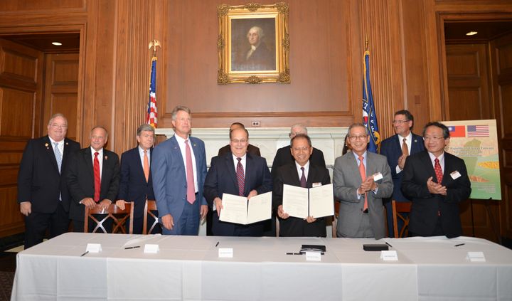 President of the U.S. Wheat Associates and Chairman of the Taiwan Flour Mills Association sign a trade agreement. [Image: TECRO] 